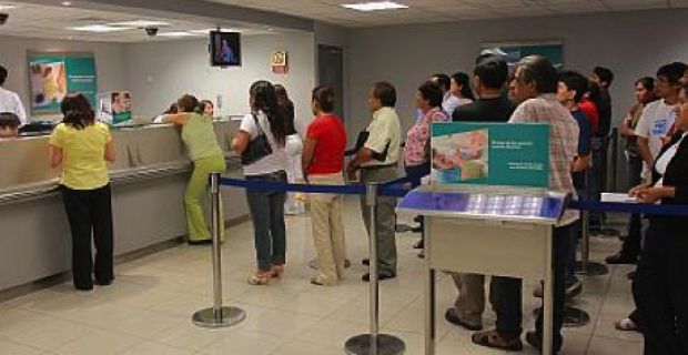 El Gobierno incumple el Reglamento General de Recaudación y veta el pago en ventanilla en diversos trámites administrativos