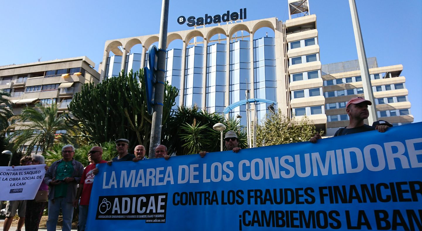 ADICAE pone en evidencia las prácticas del Sabadell en su nueva sede de Alicante