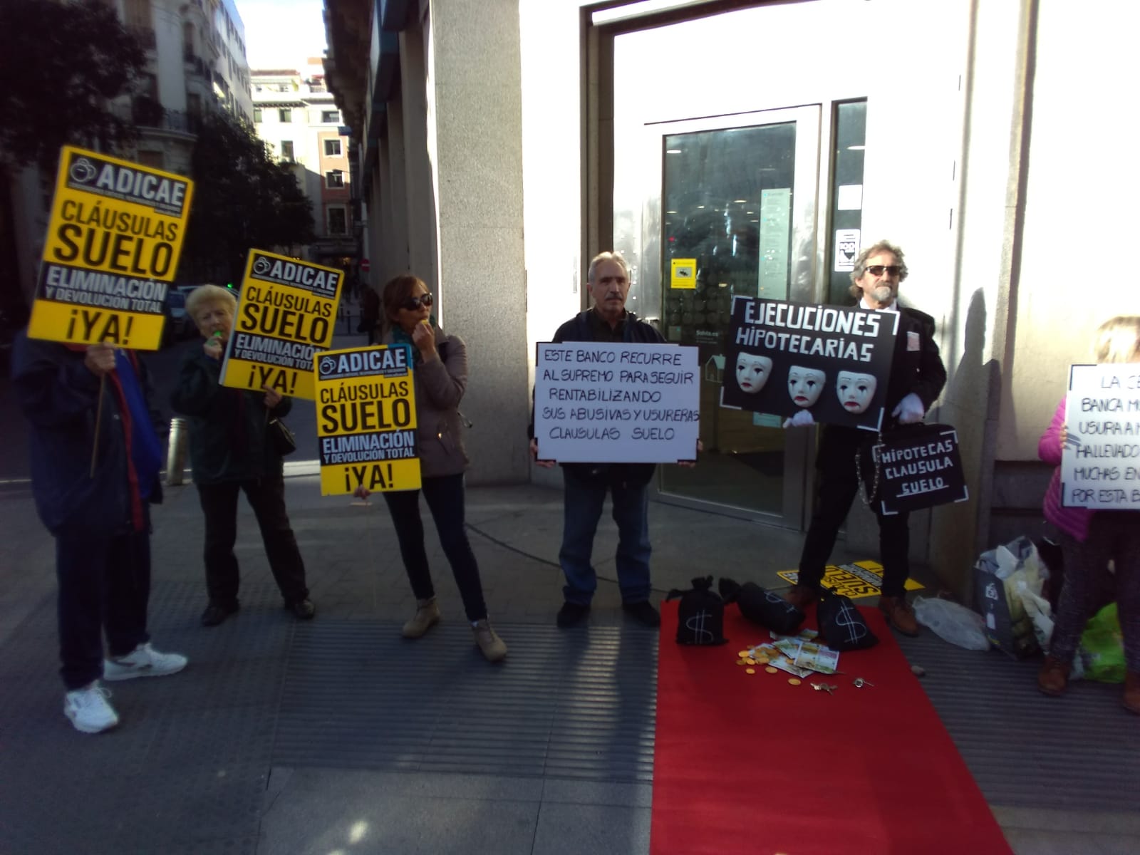 Socios de ADICAE salen a la calle para denunciar la cerrazón del Sabadell con sus cláusulas suelo y gastos hipotecarios