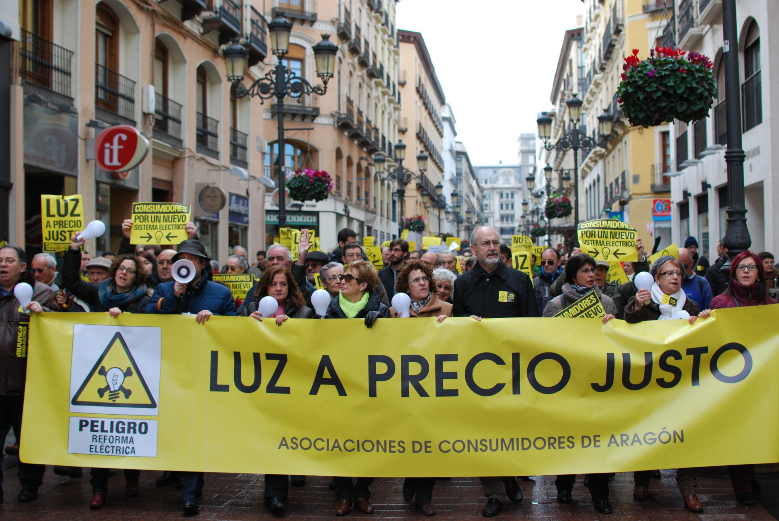 El consumidor de electricidad y telecomunicaciones sufre por la oscuridad la falta de transparencia y los abusos