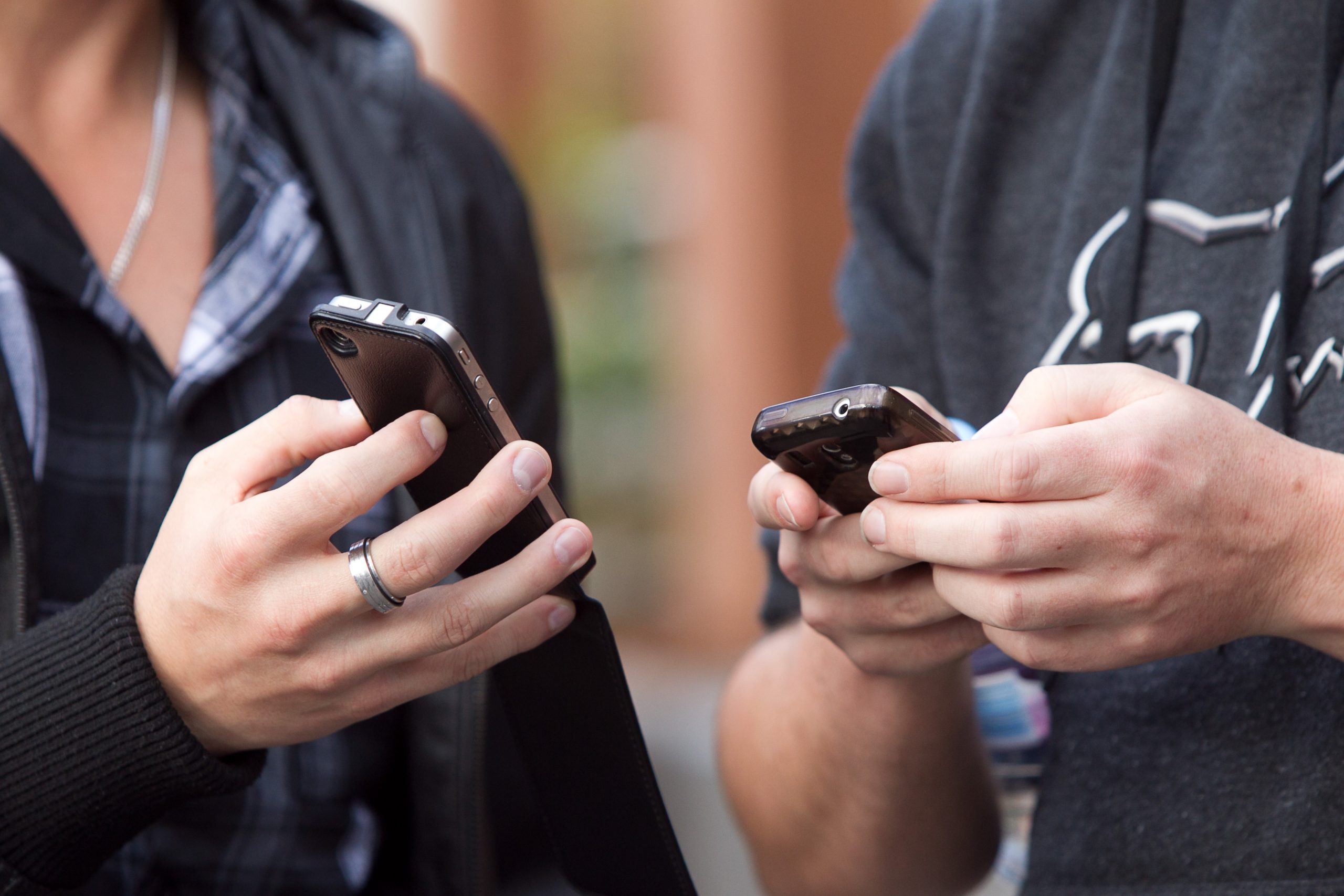Los últimos datos de la Comisión Nacional de los Mercados y la Competencia (CNMC) indican que las tres grandes empresas del sector de las telecomunicaciones –Movistar, Vodafone y Orange- vieron reforzada su posición de dominio tras el aumento de las líneas de banda ancha móvil en nuestro país con 423.817 nuevas altas en julio. Ese mes cerró con un total de 38,8 millones de líneas de telefonía móvil, lo que supone un 7,5% más que en el mismo mes del año anterior. Y entre las tres grandes compañías controlan un 83,13%.