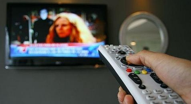 El porcentaje de hogares españoles que contratan paquetes quíntuples de telecomunicaciones (que suponen la contratación conjunta por un precio fijo al mes de servicios de televisión de pago, telefonía fija, telefonía móvil, banda ancha fija y banda ancha móvil) se ha multiplicado por más de tres el año pasado. Uno de cada cinco hogares ya tiene el ‘todo incluido’ telefónico en su hogar, una sopa de servicios tecnológicos que en no pocas ocasiones está originando quebraderos de cabeza auténticos a los consumidores.