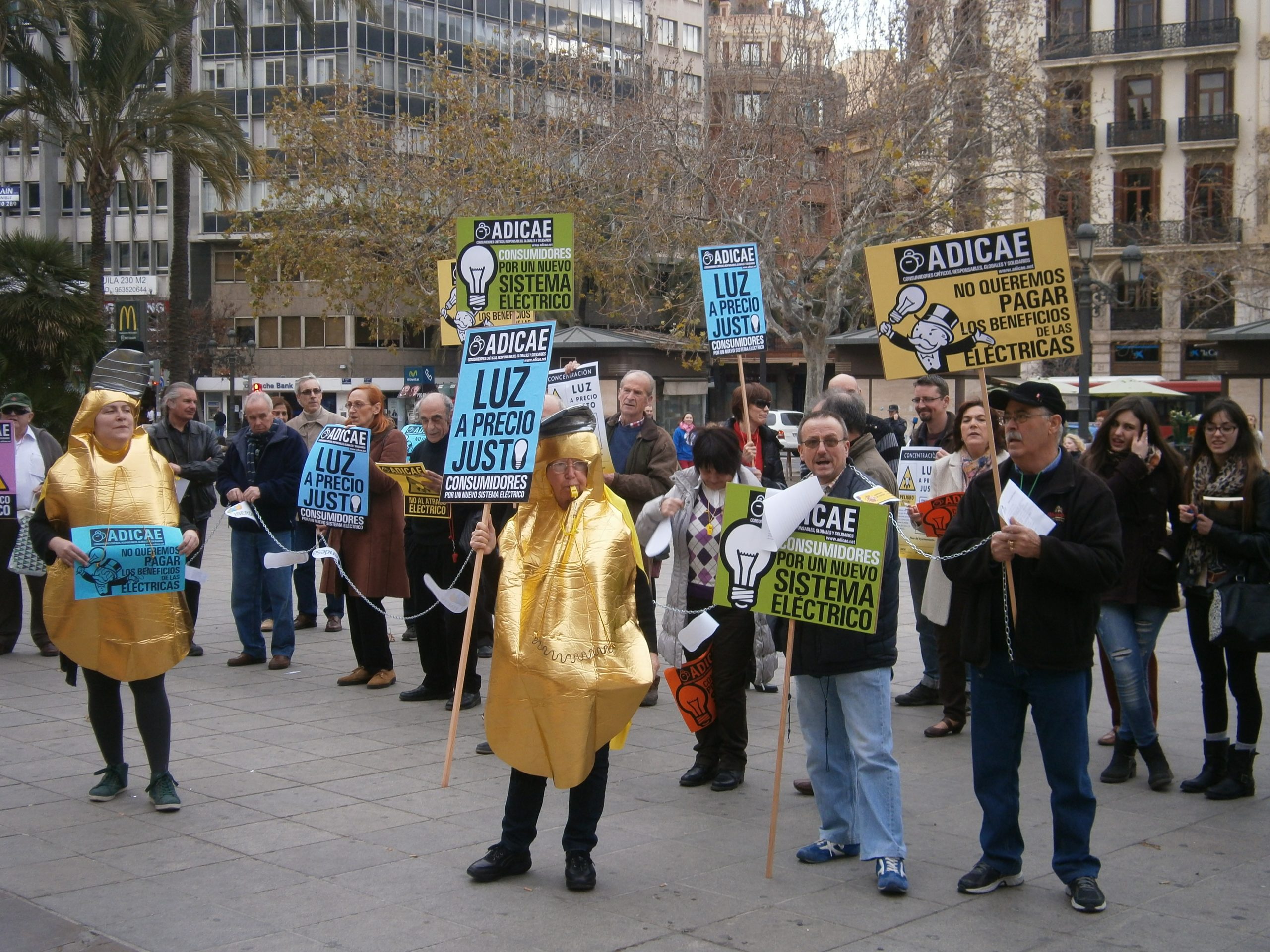 ADICAE sale a las calles para recoger las quejas de los consumidores ante el ‘atraco eléctrico’