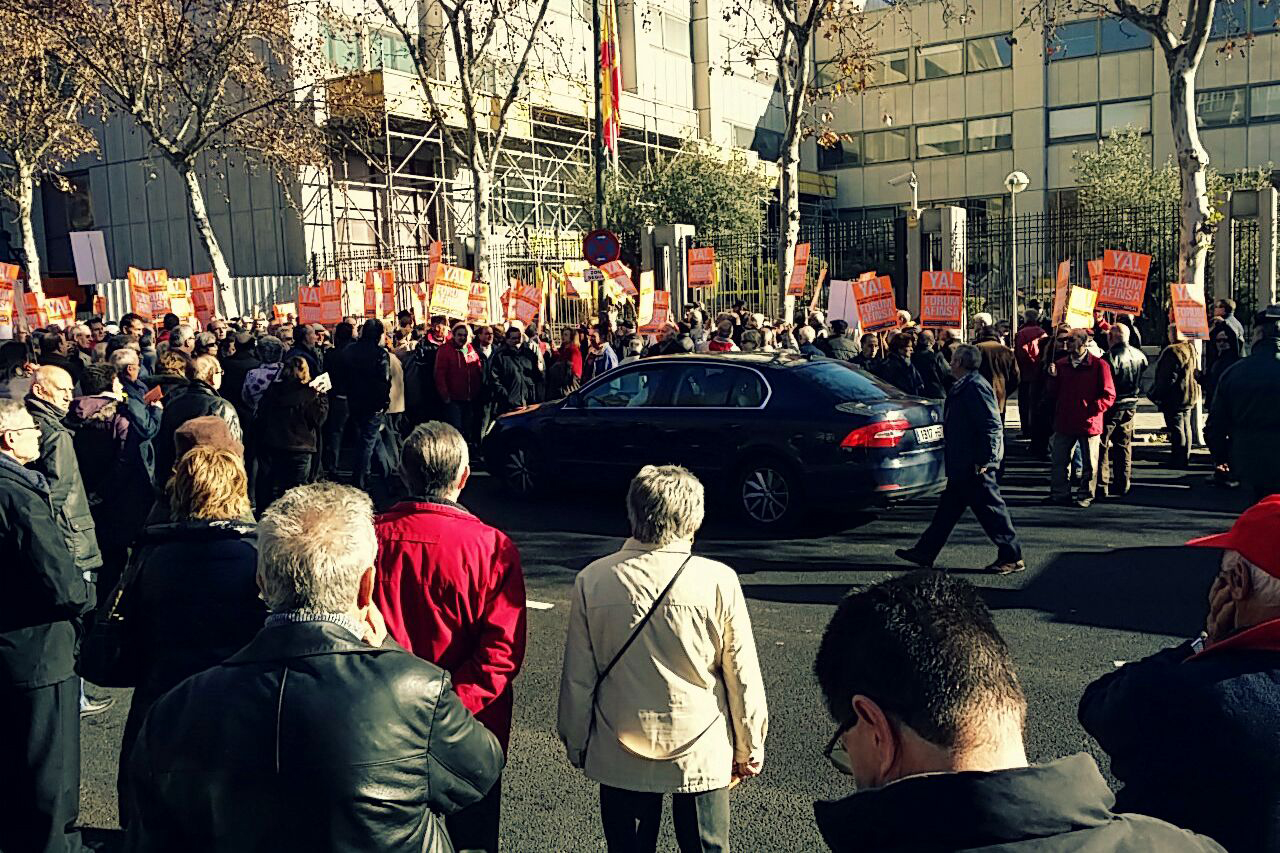 Cientos de afectados por Fórum, Afinsa y Arte y Naturaleza bloquean el Ministerio de Economía exigiendo recuperar sus ahorros