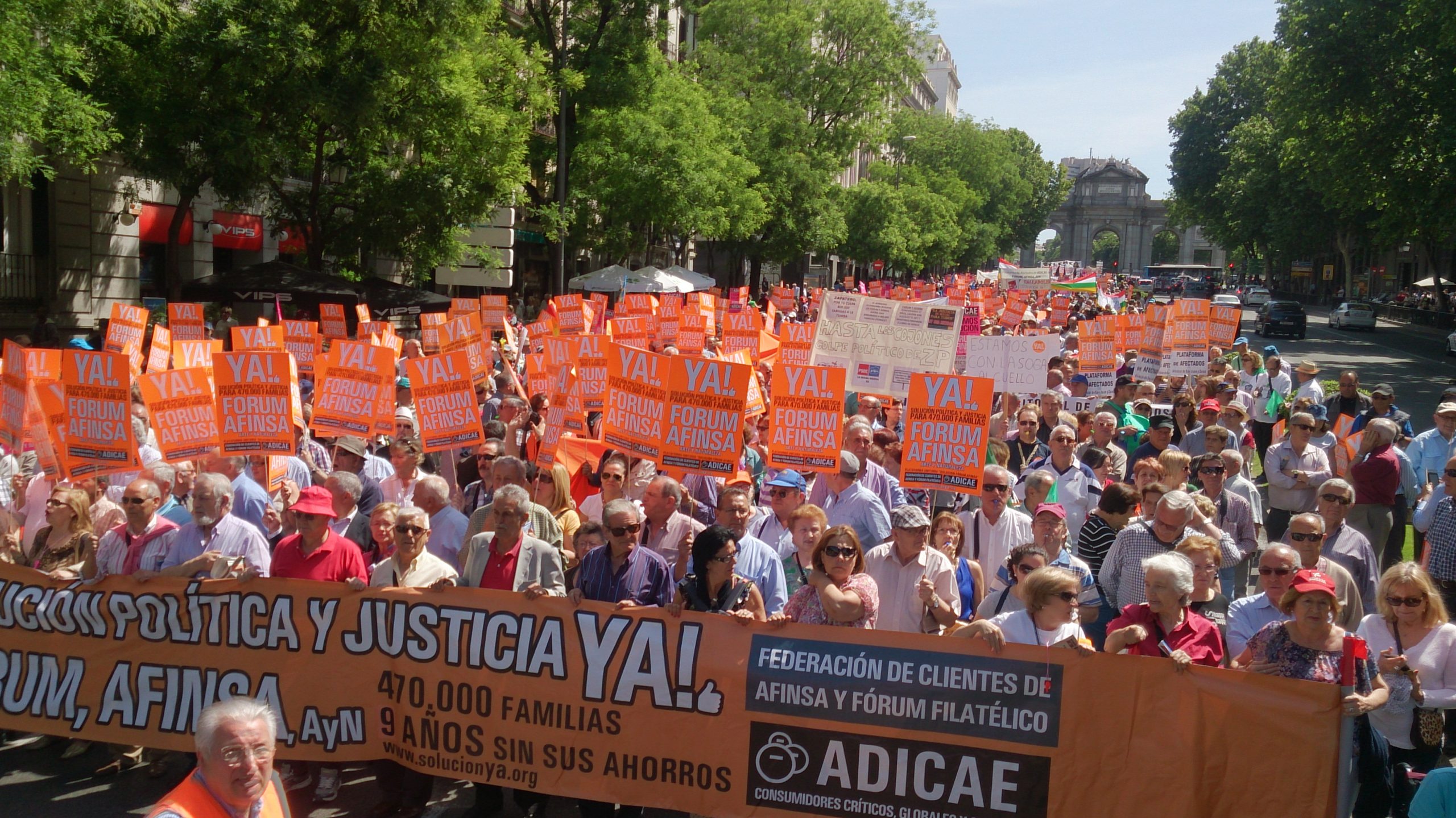 Más de 10.000 afectados por el fraude de Forum, Afinsa y Arte y Naturaleza han participado el 9 de mayo en la manifestación que, con motivo de los nueve años transcurridos desde el estallido del escándalo, habían convocado ADICAE y la Federación de Clientes de Afinsa y Forum que a través de la Plataforma ‘Solución Forum-Afinsa’ aglutinan a la práctica totalidad de los afectados.  En esta gran movilización, que prosigue con la campaña permanente que ADICAE lidera desde 2006 por una solución, se ha destacado que el tiempo transcurrido sin respuesta eficaz a medio millón de familias acredita la negligencia, inoperancia y descrédito de las instituciones, la justicia y los Gobiernos que han tenido en su mano la resolución de uno de los mayores fraudes al ahorro habidos en España.  Con el lema empleado en muchas otras movilizaciones de ‘Empresas culpables, Estado responsable’, los afectados han resaltado la evidente responsabilidad del Estado en la situación de casi 500.000 familias.  Además han reclamado el cumplimiento por parte del Gobierno de los compromisos que Mariano Rajoy asumió en 2008, y exigido que se de curso a la solución que el Congreso de los Diputados, los 17 parlamentos autonómicos y centenares de plenos municipales han requerido, mediante acuerdos unánimes, al Ejecutivo.  La manifestación es el inicio de una ofensiva en la que los afectados abordarán a los candidatos a las elecciones autonómicas y municipales en cada acto de campaña, presentarán miles de escritos al presidente del gobierno, diputados e instituciones de toda España, y se dirigirán a las instituciones de la UE denunciando al Estado español y reclamando la acción comunitaria.  Además tras la manifestación, en la que se han dado «5 meses al Gobierno para resolver la situacion» expresando así el hartazgo de los afectados, se acordó exigir a los futuros parlamentos autonómicos y plenos municipales que se conformarán tras las elecciones la ratificación de los acuerdos, mociones y proposiciones aprobadas hasta ahora en las que se ha requerido al gobierno el análisis e implementación de la solución definitiva para el medio millón de familias víctimas del fraude.