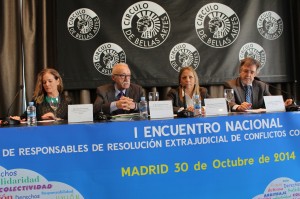 Técnicos en Consumo, juristas, profesores universitarios, expertos en Derecho de Consumo, representantes de las instituciones nacionales de reclamación extrajudicial de conflictos o de los reguladores del sistema financiero han participado este jueves 30 de octubre en el I Encuentro Nacional de Responsables de Resolución Extrajudicial de Conflictos con los Consumidores  http://adicae.net/jornadas30oct.html  , que ADICAE ha celebrado en el Círculo de Bellas Artes de Madrid con la asistencia de cientos de consumidores que han podido seguir la retransmisión a través de Internet.  Dña. Milagros Yagüe, Subdirectora General de arbitraje y derechos del consumidor de la Agencia Española de Consumidores y Seguridad Alimentaria (AECOSAN) ha lanzado la ‘bomba de la jornada’ adelantado que se está preparando un Proyecto de Ley para la resolución extrajudicial de conflictos mediante arbitrajes de consumo tal y como reclama ADICAE.  ADICAE lleva años denunciando la ineficacia de los procedimientos de resolución extrajudicial de conflictos con los consumidores. Y trasladará al Gobierno y los grupos Parlamentarios una batería de propuestas para la reforma anunciada hoy.  Yagüe ha destacado la necesidad de simplificar los procedimientos de arbitraje de consumo para disminuir los actuales plazos de resolución, con el objetivo de dar cumplimiento a la directiva europea que exige su finalización en un máximo de 90 días, frente a la media española que actualmente está en 6 meses.  «ADICAE reclama un sistema conjunto de resolución de conflictos para los consumidores; eso es lo que adelanta la nueva directiva europea», ha señalado Manuel Pardos, Presidente de ADICAE. «Todo sistema reconocido por la UE tendrá que alcanzar a todos los asuntos», lo que deberá estar por encima del concepto de la voluntariedad al que se circunscribe el arbitraje; unir árbitros y supervisores sería una solución para ello, «que además es lo que parece insinuar la UE en su directiva de 2013».  Por su parte el presidente de la Junta Arbitral Nacional de Consumo ha destacado que los cambios en el sistema financiero durante los últimos años han dejado desprotegido al consumidor frente a fraudes como el de las preferentes, por eso señala la importancia de fijar un marco regulador para los contratos mercantiles bancarios. No puede ser que «los directivos fueron los dueños del sistema financiero, los ciudadanos y consumidores son también parte de los mercados».  [Ladillo]Resarcimiento al reclamante[/Ladillo]  En el marco de este encuentro ADICAE y diversos expertos han propuesto que se incluya en el laudo el resarcimiento al consumidor, aprovechando la creación de esta nueva norma. D. Fernando Peña, profesor titular de derecho civil de la Universidad de A Coruña, ha solicitado «una reforma de la normativa sancionadora en materia de consumo que incorpore en el procedimiento el resarcimiento en el reclamante”.  ADICAE aboga por lograr la adhesión de las entidades financieras a estos procedimientos extrajudiciales gestionados por Banco de España y CNMV. Y, entre ello, el recurso a las reclamaciones colectivas ante los supervisores, un aspecto posible, pero infrautilizado. Mejor dicho, no utilizado en absoluto. Así lo confiesa Ana Isabel Bayón, subdirectora del Departamento de Inversión de la CNMV. “No se nos ha presentado ninguna, nadie ha hecho uso de las posibilidades que ofrecen”.  En parecidos términos se expresaba  Cristina Méndez de Luarca Pardo, jefa de la División de Transparencia y Buenas Prácticas del Departamento de Conducta de Mercado y Reclamaciones del Banco de España. Recuerda que “el carácter no vinculante de las resoluciones”, por el cual las entidades financieras no tienen obligación de aceptar las resoluciones de los supervisores, “les viene impuesto”, un mazazo que debe empujar a cambiar esa imposición para obligar a las entidades a cumplir lo que se les dicta y no obligar a los consumidores, nuevamente, a acudir al juzgado.  [Ladillo]Hace falta una ley para resarcir el sobreendeudamiento[/Ladillo]  La mesa sobre ‘Mecanismos alternativos para afrontar el grave problema del sobreendeudamiento de las familias’ ha reunido a dos expertos en materia de mediación entre consumidores y entidades financieras en el ámbito del crédito. El primero de ellos, Agustín Azparren, Expresidente del GEMME (Grupo Europeo de Magistrados por la Mediación en España), confirma que en una mediación “lo difícil es mantener la neutralidad”.  Refiere que es imprescindible buscar las soluciones más adecuadas y satisfactorias. Y defiende el modelo de reunión conjunta entre consumidor y entidades: “tiene ventajas, ellos se enfrentan cara a cara con los clientes, porque una cosa es ver papeles y expedientes, y otra cosa es ver caras, seres humanos. En todas las mediaciones anteriores al proceso judicial siempre hay acuerdo, lo cual es muy importante. En el momento que los bancos se den cuenta del cambio de imagen que esto puede suponerles, sobre todo en casos de sobreendeudamiento”.  Por su parte, Iciar Gardeta, Responsable del Servicio de Orientación al Consumidor en materia hipotecaria de AICAR-ADICAE, ha confirmado que ya casi la mitad de las atenciones presenciales en ADICAE provienen de temas de créditos y sobreendeudamiento. Se originaron durante los años del boom inmobiliario, a base de créditos sin control, que han generado que “las familias son las que han pagado las consecuencias de todo ello.  Por eso, ha indicado, hace falta una ley que prevenga el sobreendeudamiento y herramientas extrajudiciales que permitan a los consumidores ordenar sus deudas, evitar tener que recurrir al endeudamiento perpetuo y poder tener acceso a procedimientos que les defiendan y les tutelen de manera efectiva en el caso de abusos como las cláusulas suelo o los altos intereses moratorios.  [Ladillo]Leyes que no se cumplen[/Ladillo]  La última reforma de la Ley de Protección de Consumidores y Usuarios recoge en su artículo 48 un sistema de resolución extrajudicial de conflictos que nunca se ha aplicado, como ha defendido Peña López, profesor titular de Derecho Civil y miembro del Grupo de Investigación sobre Derecho de Consumo de la Universidad de A Coruña. Este artículo sobre reposición de la situación alterada por la infracción e indemnización de daños y perjuicios proporciona, en un procedimiento sancionador, a las administraciones públicas la capacidad de obligar al infractor a indemnizar a los consumidores.  “Es un mecanismo que existe desde el año 2006 pero que no se aplica”, ha señalado Peña López. Uno de los motivos de que no se aplique es que no se contempla la posibilidad de que la administración pública intervenga para resolver conflictos entre particulares. “A veces, resolver un conflicto entre particulares, puede resolver un problema que es de interés público”.  Ladillo]“Las administraciones de Consumo no funcionan y eso lo sabemos todos”[/Ladillo]  Los responsables de las compañías eléctricas han defendido la gestión de sus empresas, ofreciendo datos de sus Servicios de Atención al Cliente y el número de reclamaciones que resuelven. “Las reclamaciones son un fracaso para nuestra gestión”, decía Pedro Borea, director de reclamaciones de Endesa. Él, junto con Javier Cornejo, jefe del Departamento de Relaciones con consumidores de Iberdrola, han descrito los procedimientos con los que cuentan para tramitar las reclamaciones: los Servicios de Atención al Consumidor, el Defensor del Cliente y las juntas arbitrales de consumo.  “Las administraciones de consumo estamos trabajando para las operadoras de telefonía. Eso es una vergüenza”, así ha comenzado su intervención Miguel Sánchez, que ha cargado contra las compañías de telecomunicaciones, así como contra los organismos de consumo públicos, como las S.E.T.S.I. Sánchez, como responsable de OMIC, ha repasado los principales abusos por los que los consumidores reclaman a las compañías de teléfono e Internet. “Cuantos más organismos de consumo tenemos, menos eficacia tenemos los consumidores”, ha continuado diciendo al denunciar la escasa efectividad que tienen los organismos públicos para denunciar y sancionar los abusos de las empresas de telecomunicaciones. Ha destacado los continuos abusos y malas prácticas que realizan estas compañías contra sus clientes, a los que marean en el momento de presentar una reclamación. “El mayor activo que tienen las empresas, somos nosotros, los consumidores”, ha terminado diciendo Miguel Sánchez.  La última mesa ha contado con la participación de los jefes de departamentos de reclamaciones de Endesa e Iberdrola, además de Miguel Sánchez, responsable de la OMIC de Don Benito para ocupar el puesto de las empresas de telecomunicaciones, que se negaron a asistir.    Finalmente el presidente de ADICAE, Manuel Pardos, ha indicado que “en invierno no debe cortársele la electricidad a nadie”, y de que “el lobbie” de las eléctricas tendrá que vérselas con el de los consumidores organizados, críticos y solidarios. “En ADICAE somos especialistas en la acción colectiva judicial y vamos a emprenderla también con las eléctricas y las empresas de telecomunicaciones”.  [Ladillo]GALERIA COMPLETA DE FOTOS  https://www.flickr.com/photos/adicae/sets/72157649060091915/