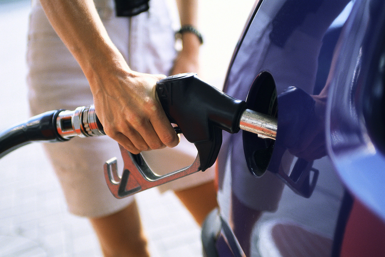La gasolina sube un 6,8% en apenas un mes, mientras el precio del petróleo continúa bajando