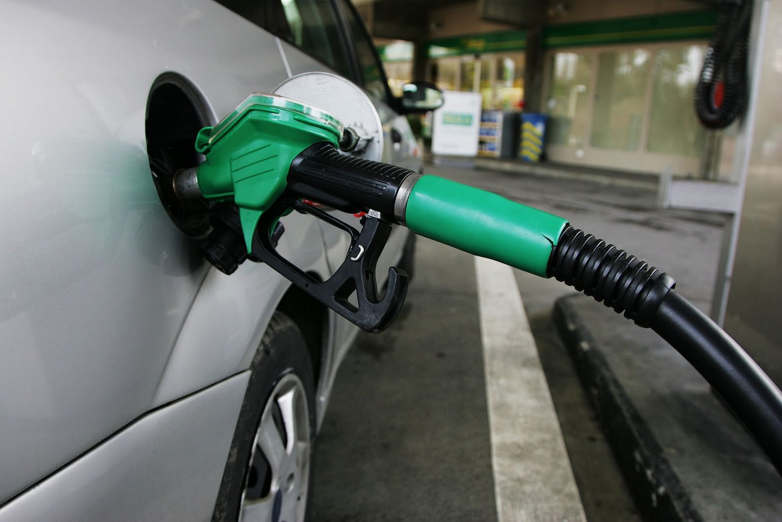 Los carburantes en España se encarecen un 40% en cinco años