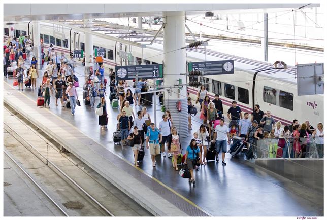 Renfe sube la comisión que cobra por comprar los billetes en taquilla en plena época vacacional