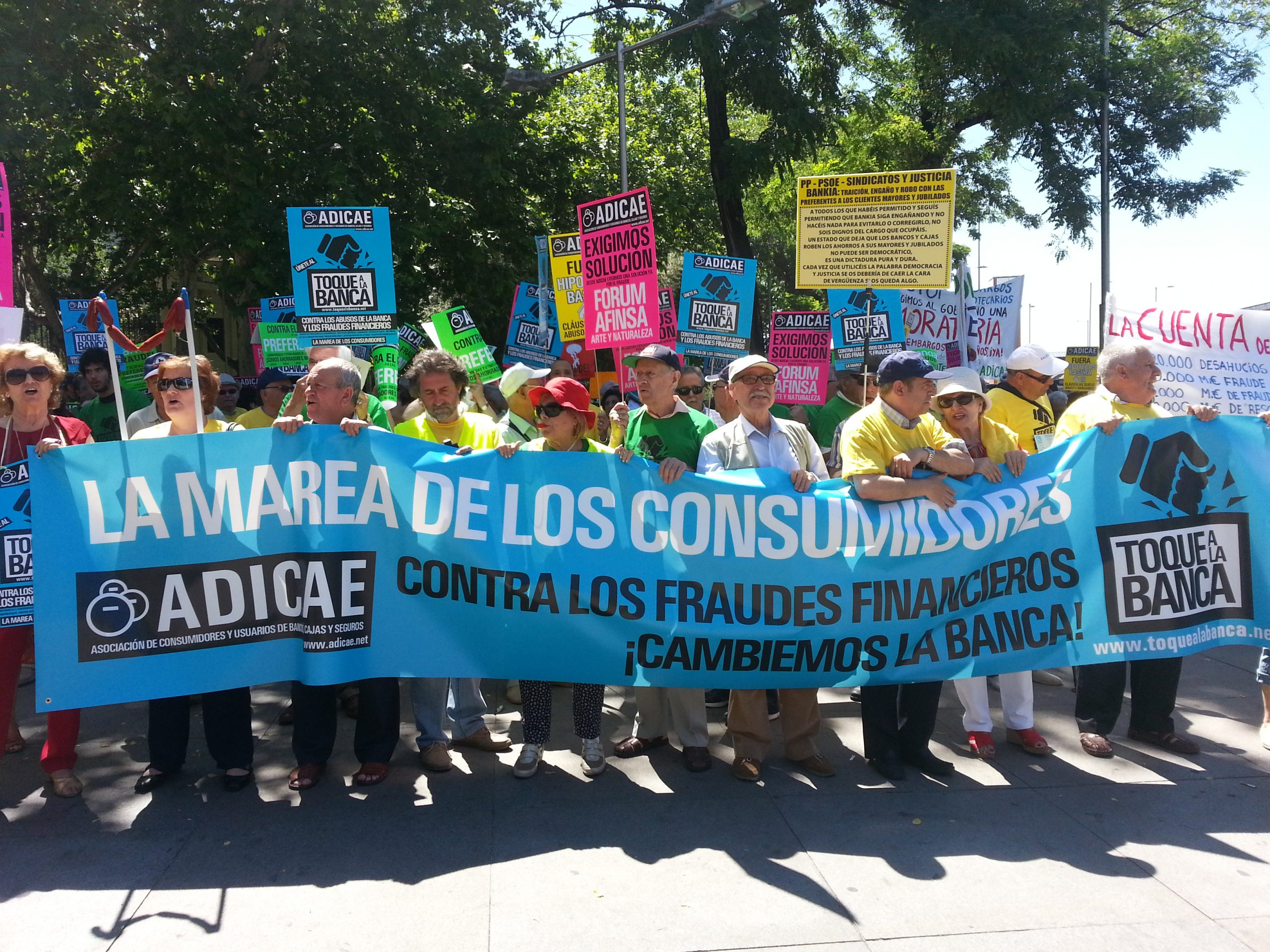 ADICAE lanza la ‘Marea de los Consumidores’ con un ‘toque a la banca’ y a los grandes monopolios que operan en España
