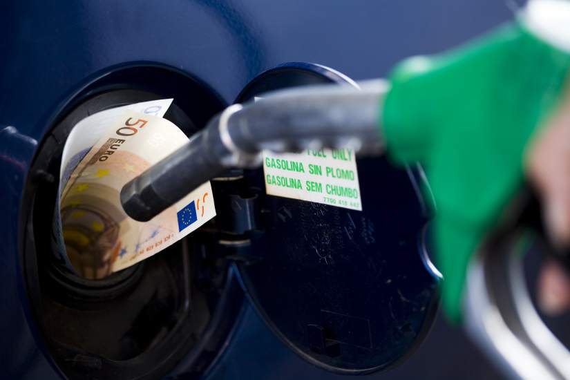 Cada familia ahorraría al menos 50 euros al año en carburante si las petroleras rebajaran sus beneficios a la media europea