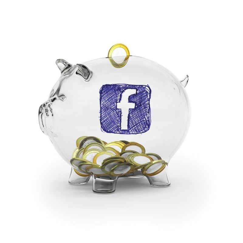 Tener miles de amigos en Facebook suele ser sinónimo de éxito en esta popular red social. Sin embargo, ahora esto puede volverse en nuestra contra… si queremos pedir un préstamo. Y es que la firma estadounidense registró el 4 de agosto una nueva patente en la Oficina de Patentes y Marcas de Estados Unidos, que plantea un sistema de autentificación y autorización que permitiría a los prestamistas -fundamentalmente bancos- no solo someter a examen el perfil de Facebook del solicitante de un préstamo, sino también el de sus amigos para concederlo o no.  Facebook podría incluir, de esta manera, un algoritmo a través del cual cuando el usuario solicite un crédito, el prestamista tendrá acceso al historial de crédito del usuario y al de sus amigos, a través de una “lista negra” o una “lista blanca” que Facebook facilitará al prestamista, previo pago. Para que el préstamo sea concedido la suma de los historiales tendrá que tener un nivel mínimo de solvencia.  En sus condiciones generales, Facebook ya advierte de que actualmente guarda información sobre pagos: “Si utilizas nuestros servicios para realizar compras o transacciones financieras (por ejemplo, al comprar algo en Facebook, realizar una compra en un juego o realizar una donación), recopilamos información sobre la compra o transacción. Esta información incluye tus datos de pago, como tu número de tarjeta de crédito o de débito y otra información sobre tarjetas, y otros datos sobre cuentas y autenticación, así como información de facturación, envío y contacto”.   [Ladillo]Es ilegal investigar a terceros[/Ladillo]  Es una iniciativa tan horrible como suena, y que vuelve a poner en el punto de mira la política de privacidad y el tráfico de datos personales a través de Facebook. El mecanismo al que se refiere la patente todavía no se ha puesto en marcha en Europa, ni es seguro que se lleve a cabo.  De hecho, de intentar Facebook ponerla en funcionamiento en Europa, esta patente chocaría de lleno con la legalidad vigente, dado que la normativa no permite valorar historiales crediticios o de solvencia de terceros, por muy ‘amigos’ que sean, a la hora de valorar la solvencia o capacidad de pago propias.  Además, también estaría en contra del reglamento de protección de datos personales acordado en junio por los ministros europeos de Justicia, en el que se reconoce el derecho de los ciudadanos a reclamar el borrado de información personal perjudicial y no pertinente de Internet, más conocido como ‘Derecho al olvido’.  Según el ‘Derecho al olvido’, quienes se sientan perjudicados por el tratamiento de sus datos en Internet podrán reclamar sanciones que podrán traducirse en multas de hasta un 2% de la facturación anual o un máximo de un millón de euros para la empresa infractora. Estarán sujetas a esta normativa todas las empresas que operen en territorio comunitario, independientemente de dónde tengan su sede que, en el caso de Facebook, es en Estados Unidos.  En esta sociedad de consumo, donde la competencia entre las distintas empresas  por hacerse con una cuota de mercado es feroz, los datos personales de los consumidores son un tesoro cada vez mas preciado para las mismas. Desde ADICAE le damos varias claves sobre cómo proteger sus datos personales cuando navegue por Internet. http://adicae.net/consumo/grandes-cadenas-de-distribucion/derechos-y-garantias/1278.html