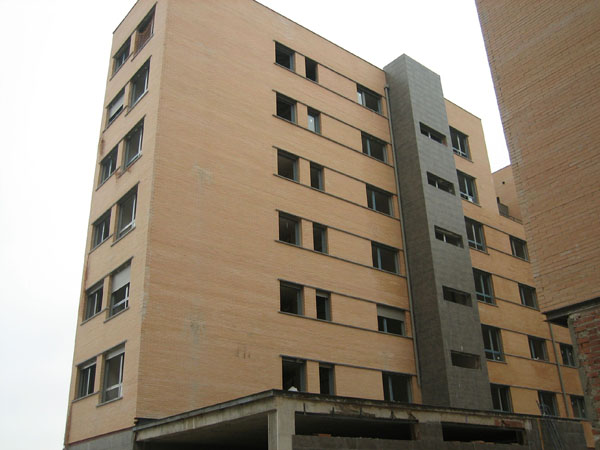 La banca sigue prestando a las inmobiliarias, pese a dudar si cobrará, mientras ejecuta las hipotecas de los consumidores
