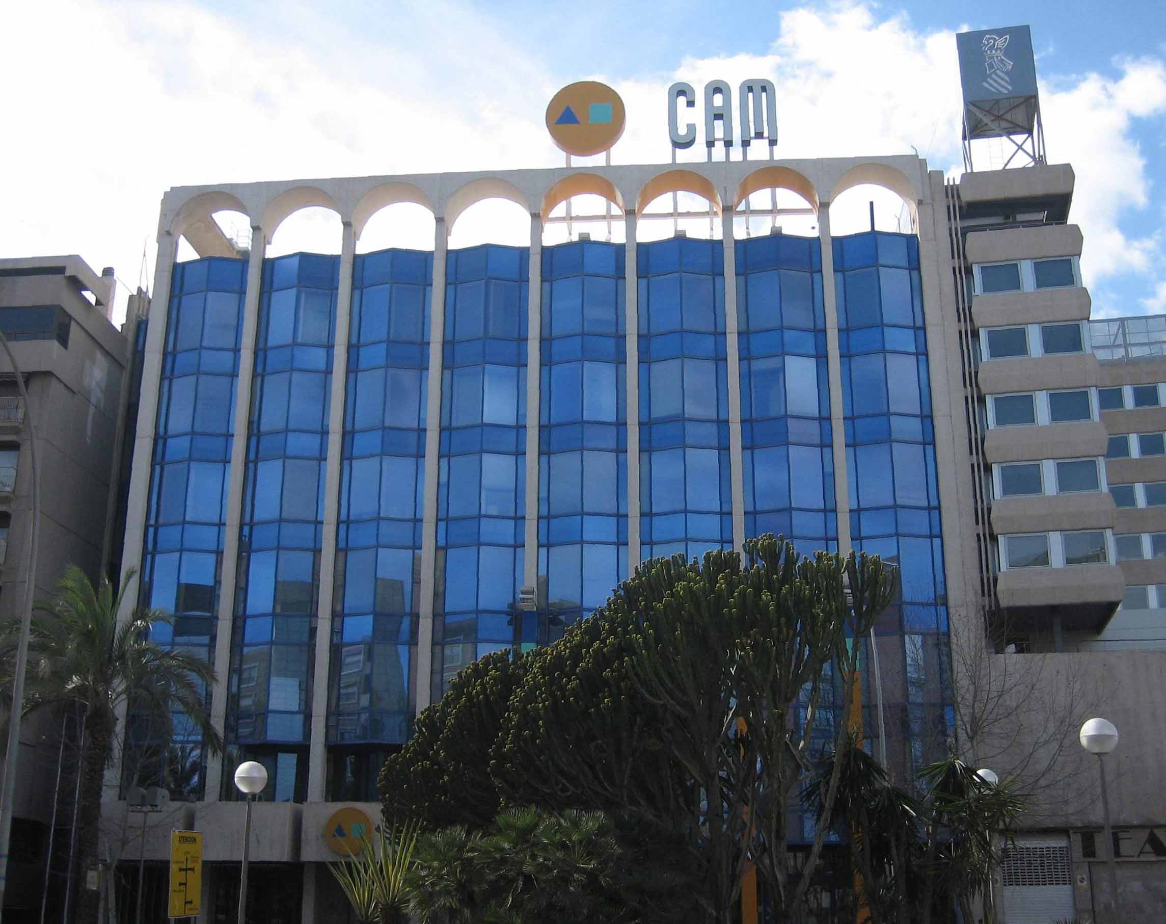 Los consumidores costean el saneamiento de la CAM y la venta al Sabadell