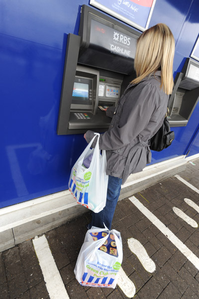 ADICAE advierte que la Banca encarece sacar dinero en los cajeros de cara a Semana Santa