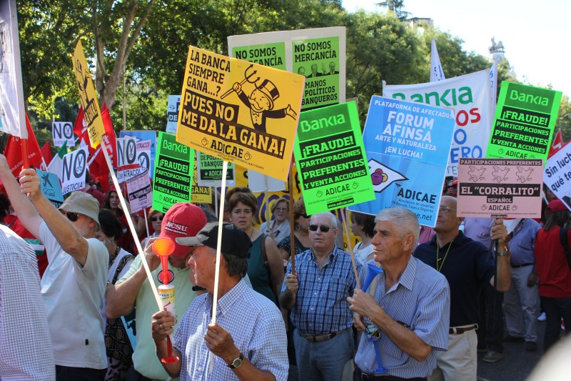 Miles de pancartas contra los abusos bancarios copan la movilización del 15S, con masiva presencia de ADICAE en representación de los consumidores