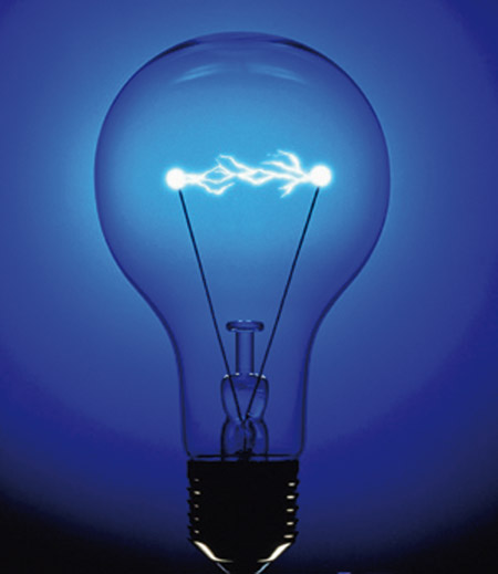 El recibo de la luz se divide en dos tramos. Un 50% de lo que se paga corresponde al consumo, y el precio del kilovatio por hora (kW/h) depende de la tarifa que tiene contratada cada consumidor, bien sea en el mercado libre o en el mercado regulado por el Gobierno (Tarifa de Último Recurso, TUR); la otra mitad de la factura se fija directamente por el Gobierno y corresponde a los peajes, o costes regulados, entre los que figuran las retribuciones al transporte, la distribución, las primas al régimen especial y otras partidas. La orden ministerial que entra en vigor en enero supone cambios tanto en la TUR como en los peajes que van a afectar a millones de consumidores.