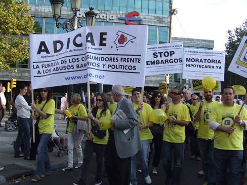 La ciudadanía vuelve a clamar por una democratización del sistema financiero y la paralización inmediata de los embargos