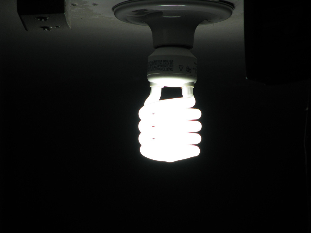 Los consumidores acabarán 2014 pagando más de 200 euros por cada factura eléctrica