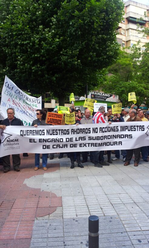 Cientos de afectados por preferentes y deuda subordinada de Liberbank denuncian el expolio de sus ahorros y reclaman soluciones justas