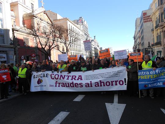 Miles de afectados por preferentes se manifiestan para exigir un arbitraje justo