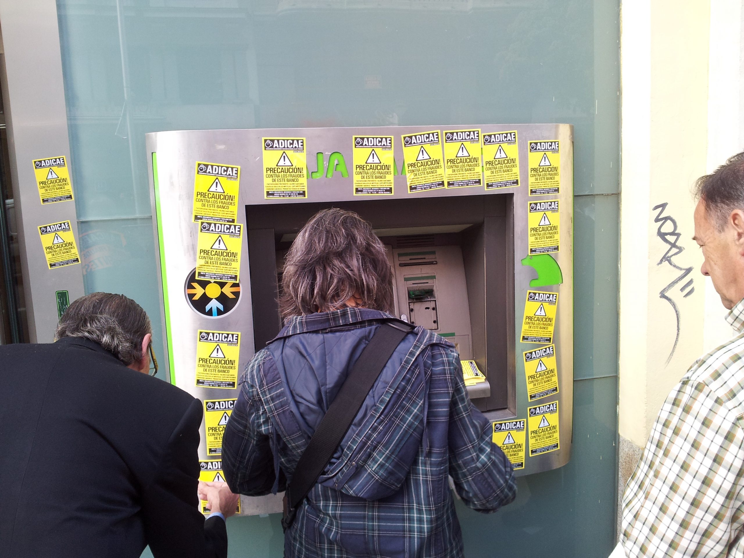 ADICAE moviliza a miles de pequeños ahorradores para reivindicar sus ahorros frente a las oficinas de Bankia