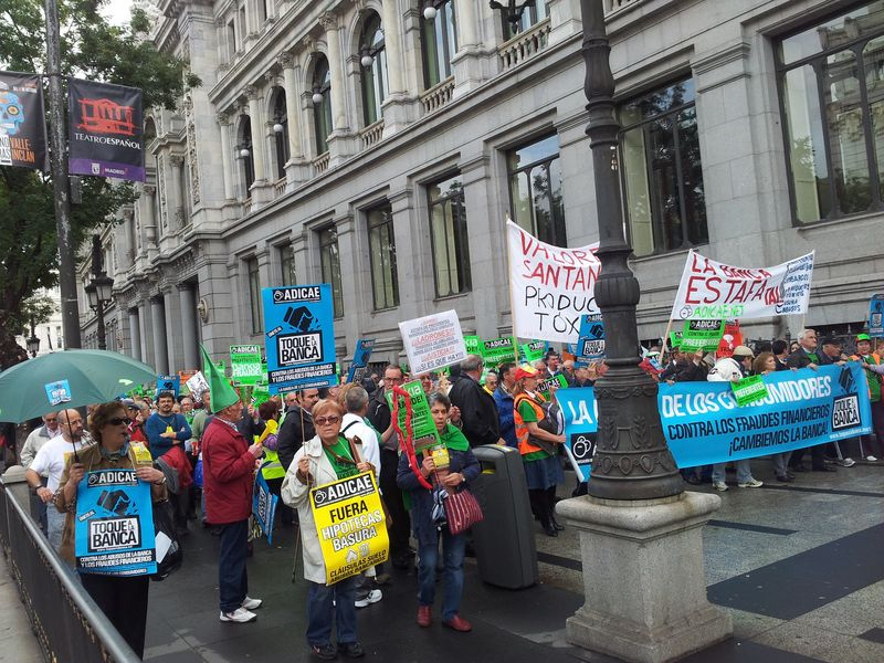 Los afectados por el fraude de las preferentes salen a la calle para exigir soluciones