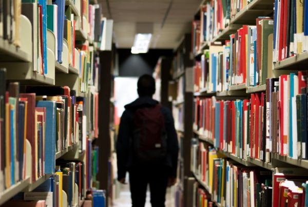 Una sala de estudio o biblioteca universitaria